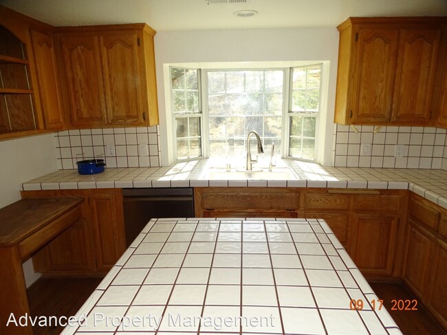 Building Photo - 4 br, 3.5 bath House - 20431 Clubview Ct