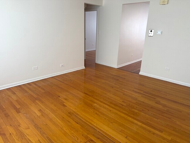 Foto del edificio - 8300 W Forest Preserve Dr