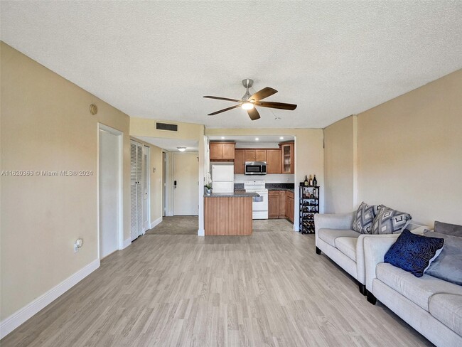 Building Photo - 4152 Inverrary Dr