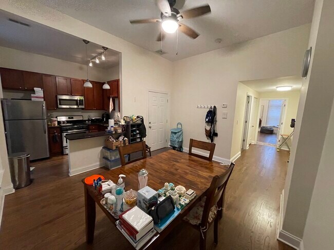 Building Photo - 1624 N LaSalle Dr