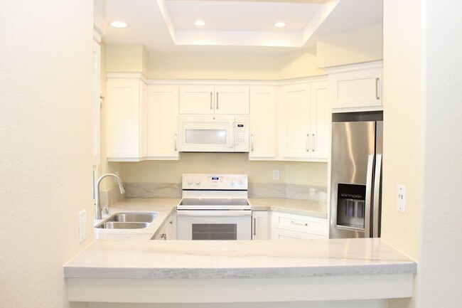 Foto del edificio - Upgraded 2 Bed/2 Bath Condo in UTC, 1st Fl...