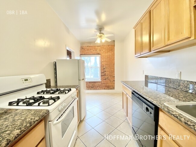 Building Photo - 800 N Las Palmas Ave