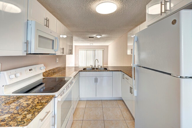 Foto del edificio - 858 Crystal Lake Dr