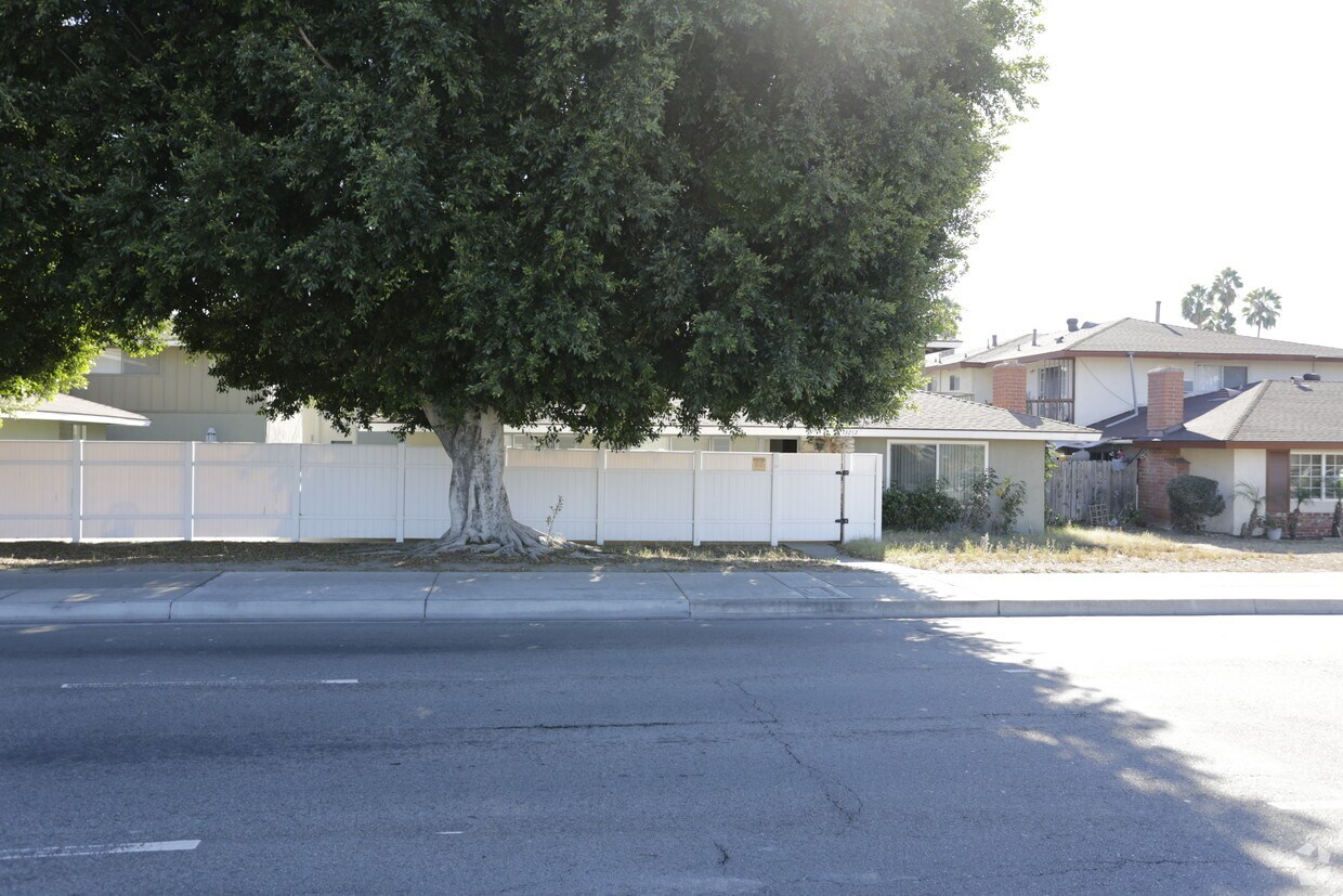 Building Photo - 13212 Chapman Ave