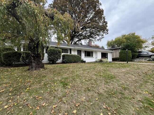 Foto del edificio - Beautifully Updated 3-Bedroom Home Near Commonwealth Lake – Single-Level Living & Large Fenced Ya...
