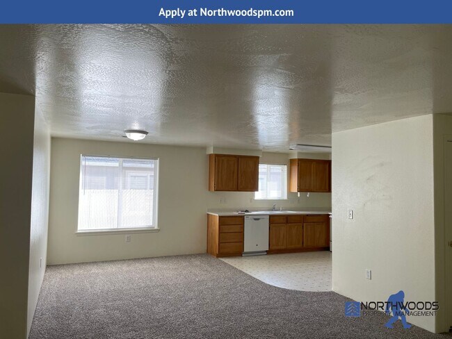 Building Photo - Very Nice 3 Bedroom 2 Bath Duplex-Located ...