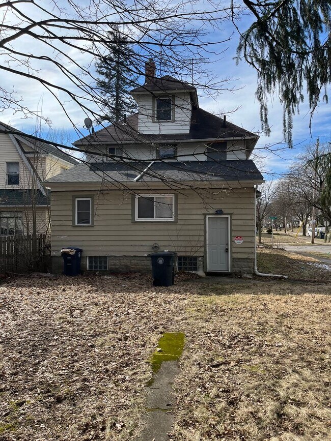 Building Photo - 5 Bedrooms & 2 Bathrooms near Highland Square