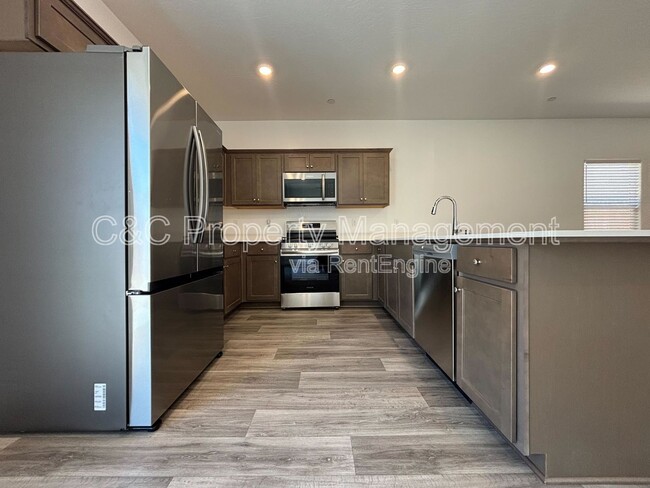 Building Photo - 1024 Deerhorn Dr W