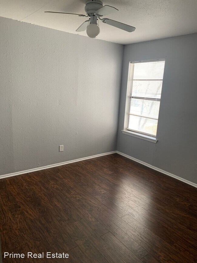 Building Photo - 2 br, 1 bath House - 4250 Calallen Drive #4