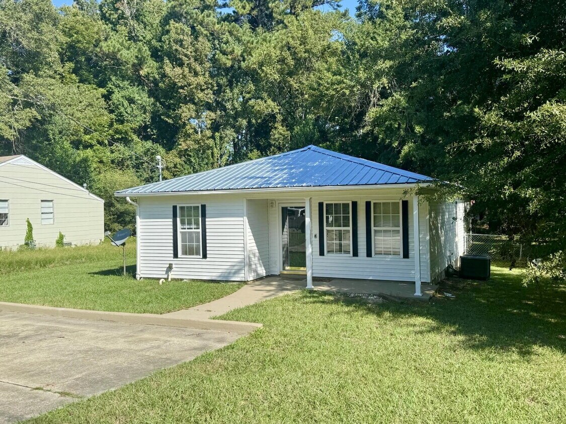 Foto principal - Charming 3BR/2BA home in Dothan, AL - Appl...
