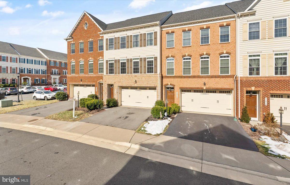 42626 Offenham Terrace, Chantilly, VA 20152 Townhome Rentals in