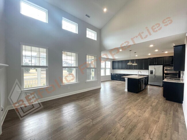 Building Photo - Beautiful 4 Bedroom, 3 Bath End Unit Townh...