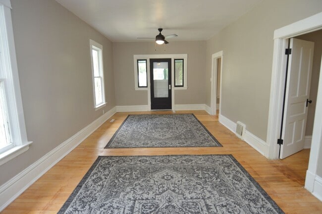 Building Photo - One of a Kind 2 bed 1 bath Single-Family Home