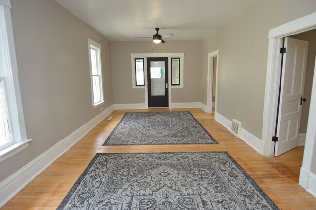 Foto del edificio - One of a Kind 2 bed 1 bath Single-Family Home