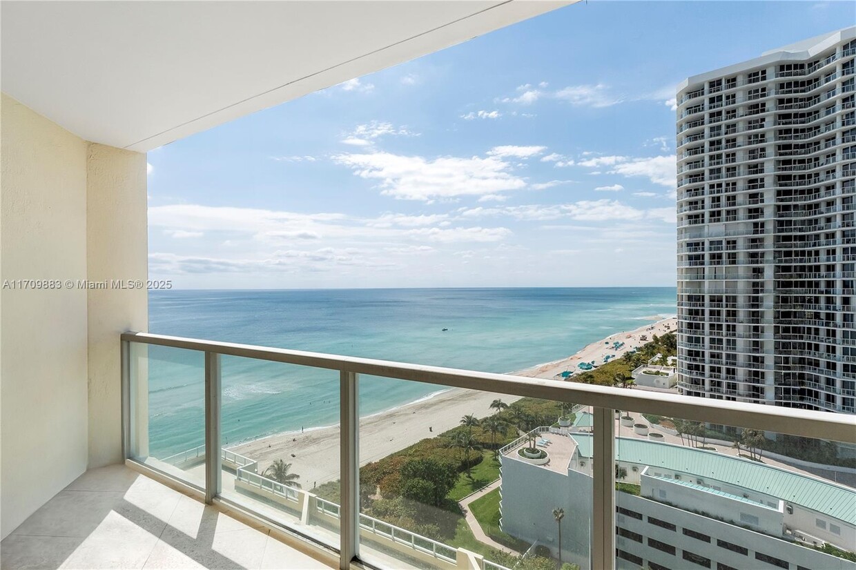 Foto principal - 16699 Collins Ave