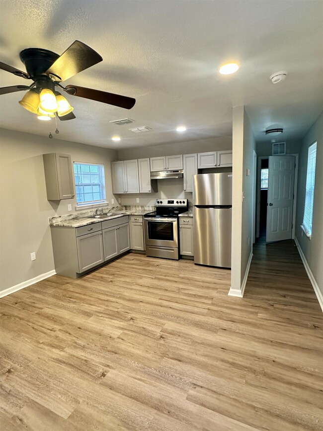 Building Photo - 3025 Creekwood Ln