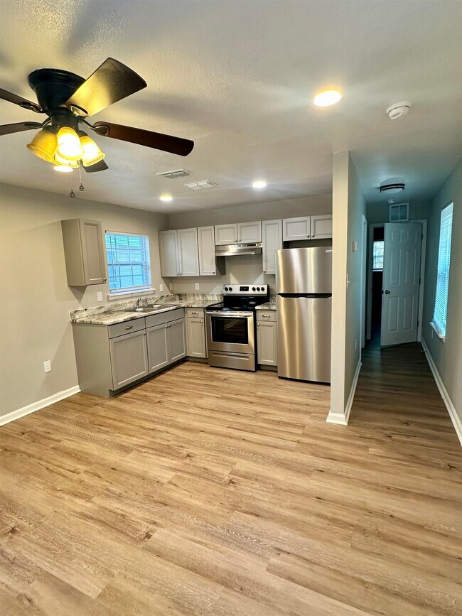 Foto del edificio - 3025 Creekwood Ln