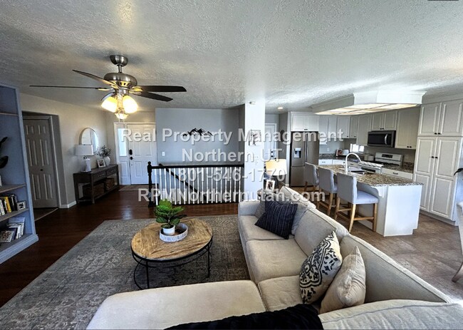 Foto del edificio - 5 Bed 3 Bath Spacious Home in Layton