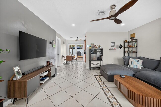 Foto del edificio - 6640 Douglas St