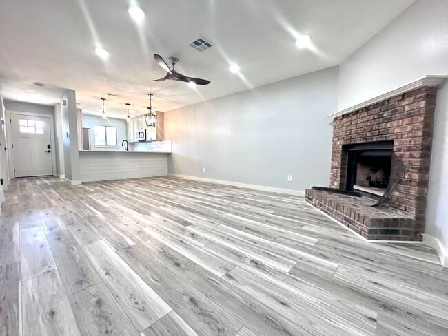 Building Photo - Beautifully Renovated 2B/2.5B Townhome wit...