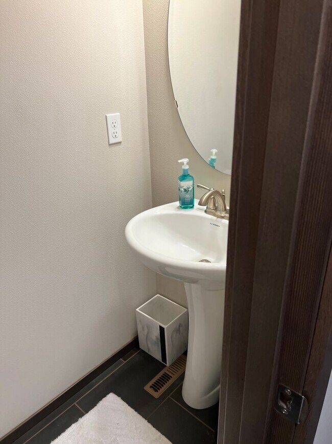 Foto del edificio - Modern Charm: Spacious 4-Bedroom Home in E...