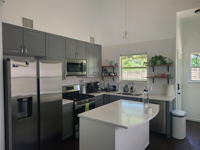 Foto del edificio - 11710 Bruce Jenner Ln