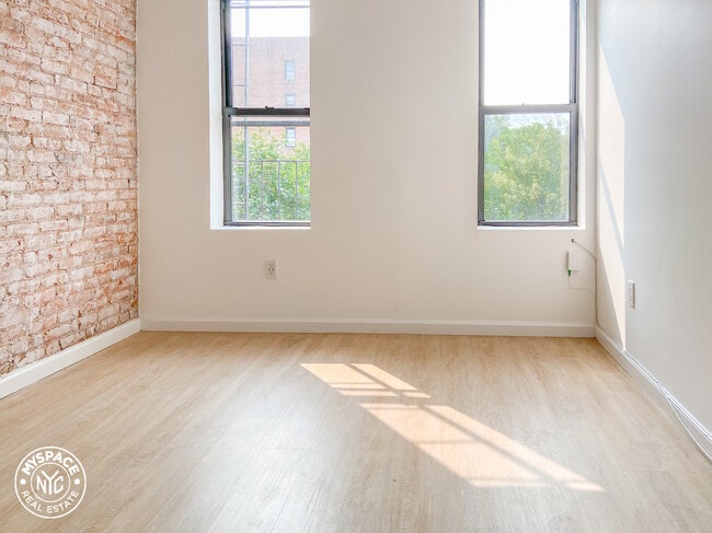 Building Photo - 560 Rogers Ave