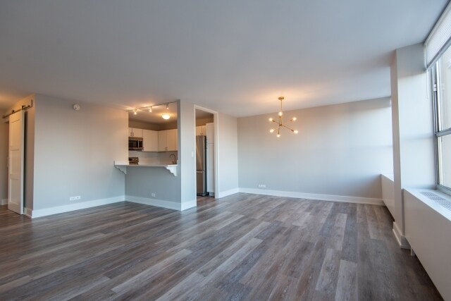 Foto del edificio - 655 W Irving Park Rd