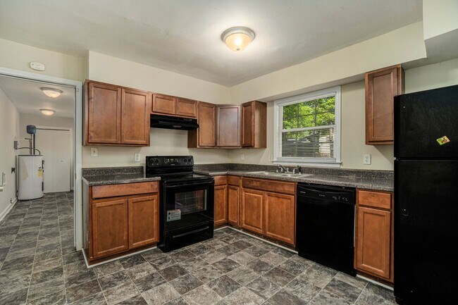 Foto del edificio - Large 4 Bedroom 3 Bath Home
