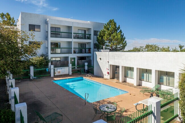 Piscina - Evergreen Apartments