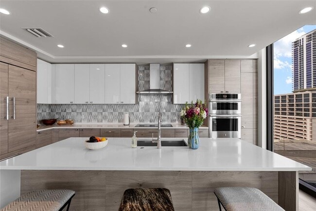 Building Photo - 301 1st St S