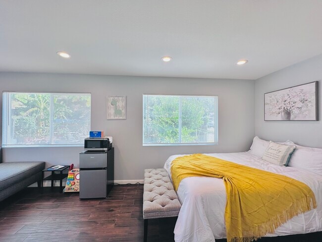 Building Photo - 2621 Wallace Ave