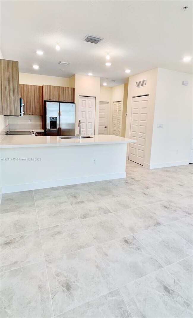 Foto del edificio - 6420 NW 102nd Path