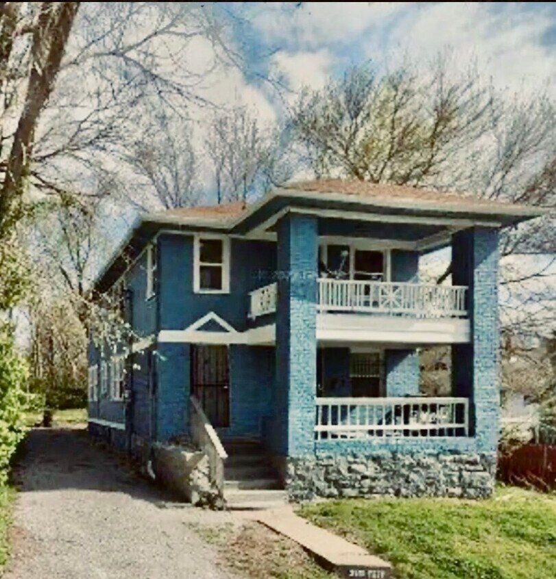 Primary Photo - Large 2 Bedroom Duplex For Rent