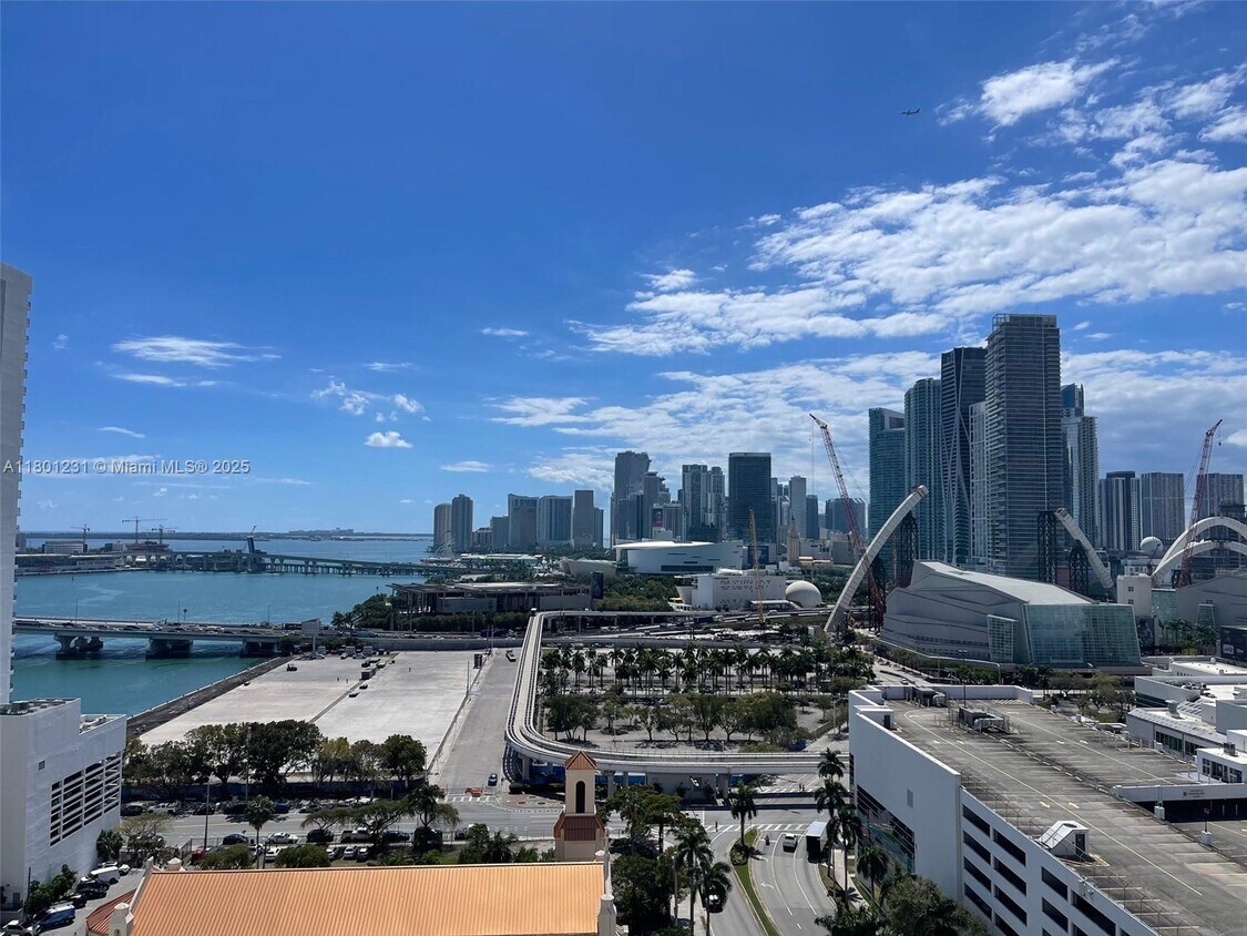 Primary Photo - 1717 N Bayshore Dr