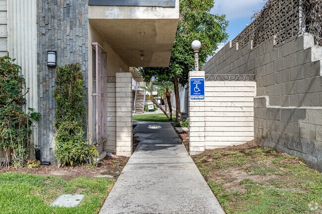 Entrada - 5447 Norwalk Blvd