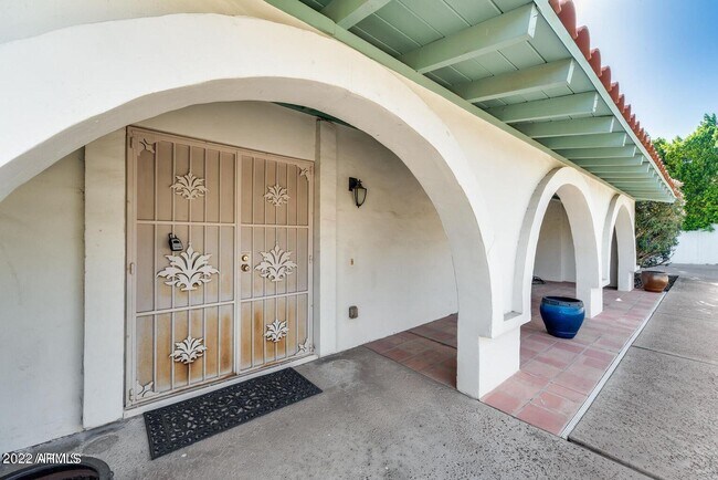 Foto del edificio - 5501 Camelback Rd