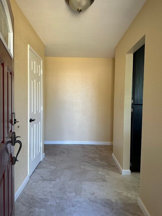 Foto del edificio - Well maintained home in desireable Cottonwood neighborhood.