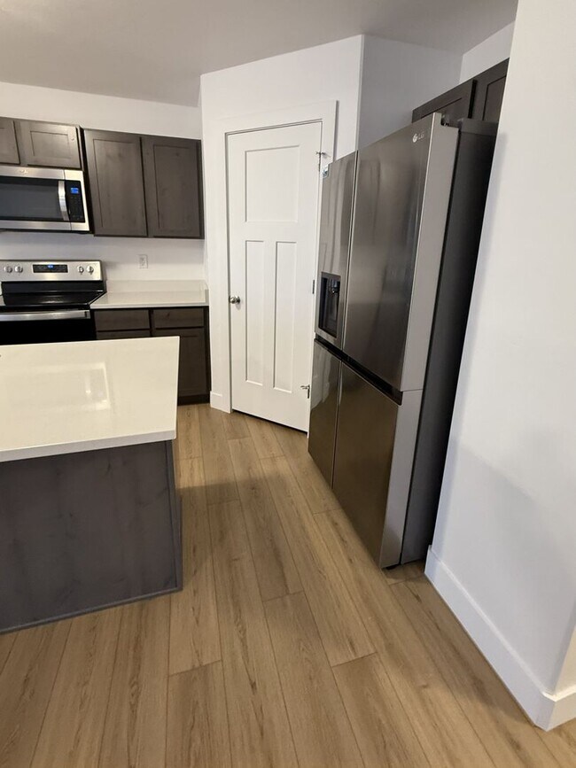 Foto del edificio - Spacious 3-Bedroom Upper-Level Home in Gra...