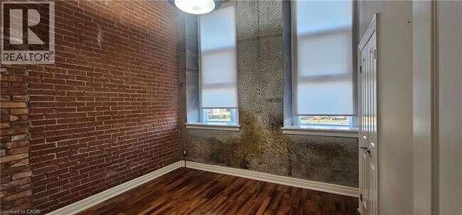 Building Photo - 25 Concession St