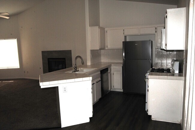 Foto del edificio - 5315 Clover Mountain St