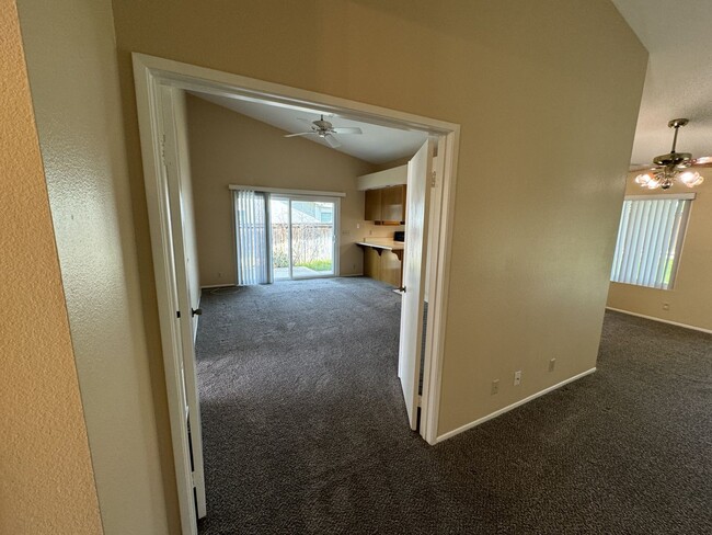 Building Photo - Single story 3 bed 2 bath House in Riversi...