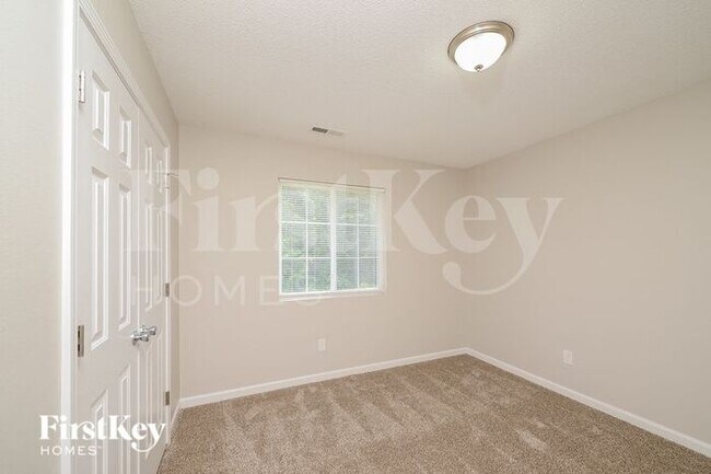 Foto del edificio - 5709 Hidden Lake Dr