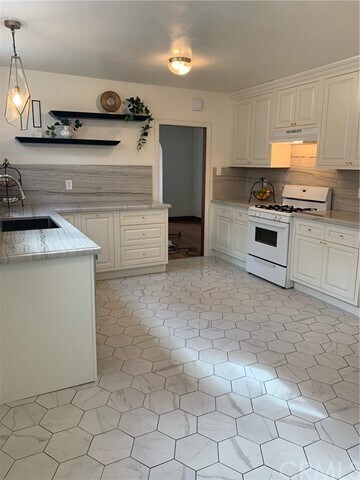 Building Photo - 546 N Poinsettia Pl