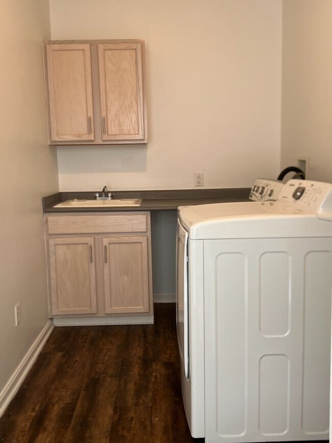 Building Photo - 591 Azalea Cir
