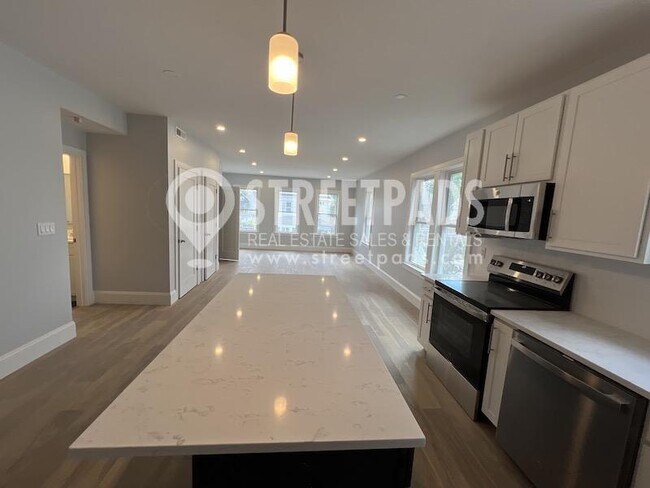 Building Photo - 3 bedroom in Boston MA 02135