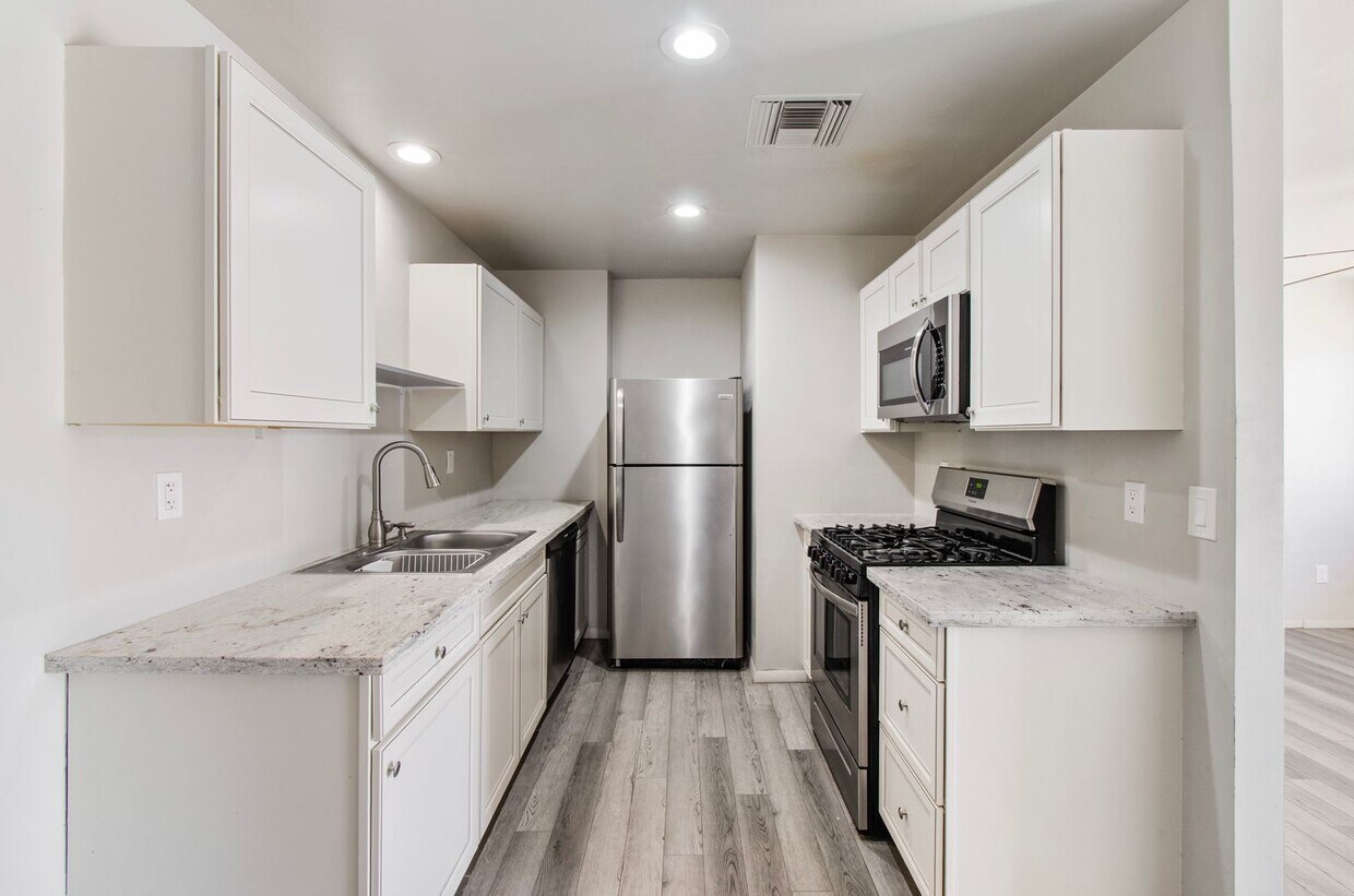 Primary Photo - Recent Remodel on Lee Street!