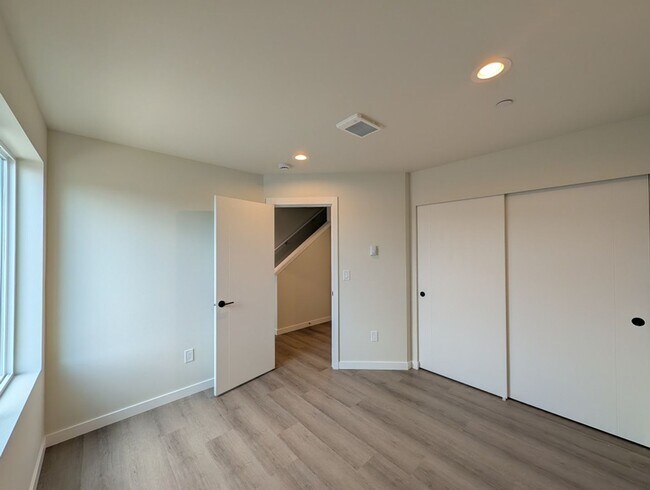 Building Photo - 3Bd/2.25Ba Everett Townhome