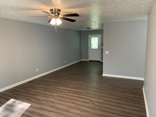 Living room/dining room - 309 N Franklin Ave