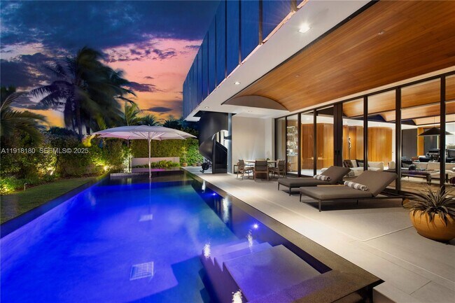 Foto del edificio - 8055 Noremac Ave